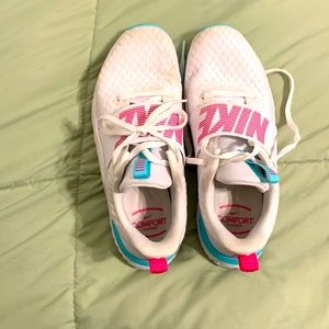 Gently used 7.5 Women’s Nike Tennis Shoes